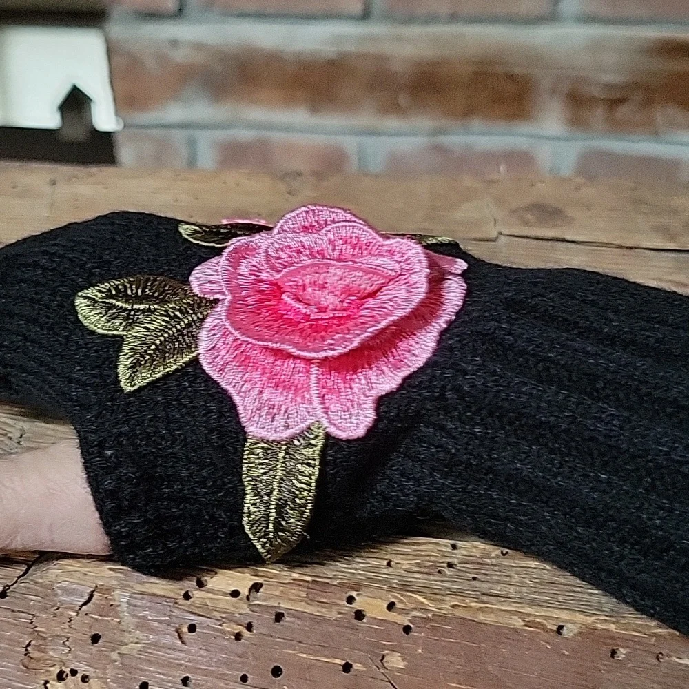 🔥LAST PAIR🔥 EMBROIDERED ROSE APPLIQUE FINGERLESS GLOVES - Picture 4 of 6